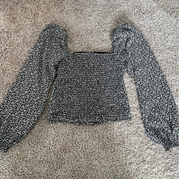 {Abercrombie & Fitch} Black and White Floral Blouse - Picture 9 of 9